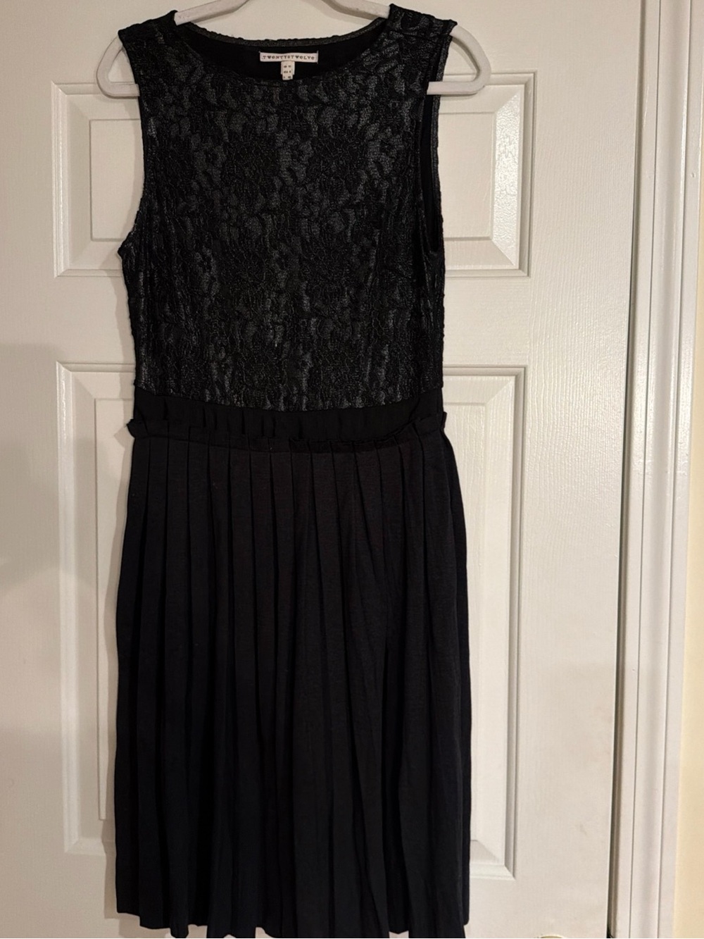 Twelve8Twelve shimmery Lace bodice w/ pleated bottom size 8